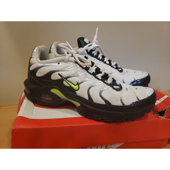 NIKE AIR MAX TN BLACK & WHITE SNEAKER YOUTH SIZE 7Y BV0047-100 - Picture 1 of 12